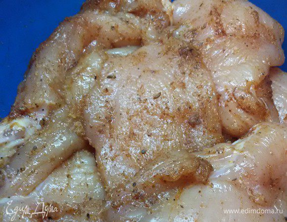 Филе нарезать тонкими пластинками. Сложить в миску. Добавить туда соль и любимые специи. Хорошо перемешать. Накрыть блюдцем и придавить грузом. Так оставить мариноваться на 30 минут.