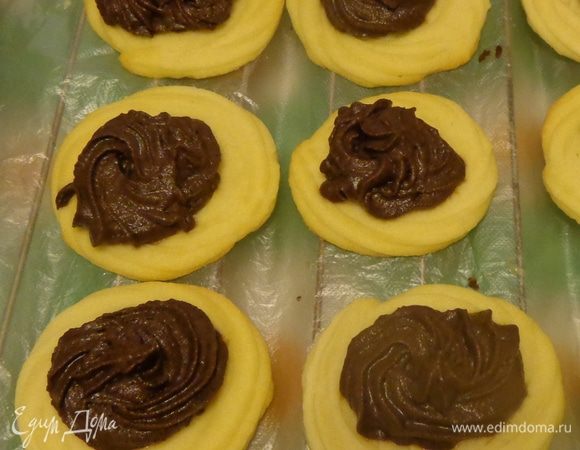 Положить начинку на основу и подержать печенье в холодильнике около часа.