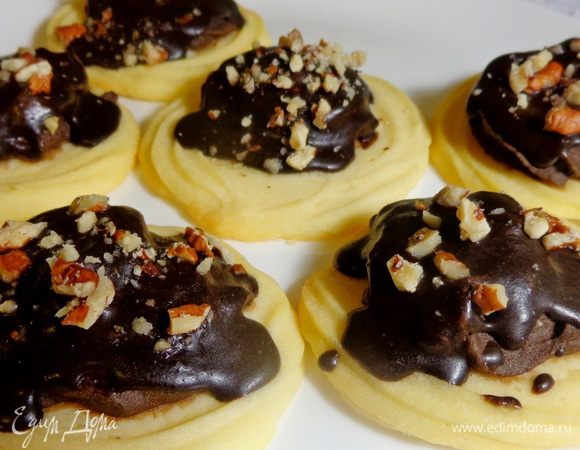 Сверху можно посыпать рублеными орехами. Но на мой вкус, можно без орехов и обойтись, потому что они нарушают шелковистость печенья и крема. Но это мое личное впечатление, моим молодцам понравилось и с орехами.
Приятного аппетита!