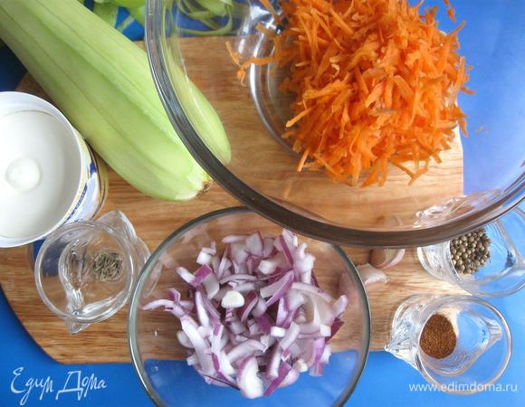 Очистить кабачок, морковь, лук, чеснок, орехи порубить. Морковь натереть на крупной терке. Лук порезать.