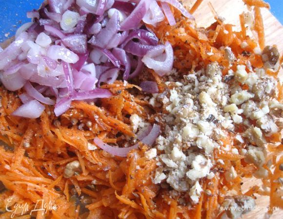 Разогреть сковородку с 1 столовой ложкой оливкового масла, обжарить лук до прозрачности, дать ему остыть.
К моркови добавить кориандр, лук, орехи, чеснок, пропущенный через пресс; перец красный сладкий, перец черный свежемолотый, винный уксус, сахарный песок, посолить, все перемешать. 
