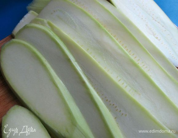 Кабачок порезать на пластины. На разогретой сковороде с добавлением оливкового масла обжарить с двух сторон пластины кабачка, выложить их на бумажное полотенце в один слой, чтобы избавиться от излишков масла.
