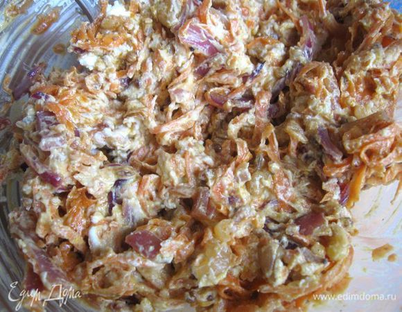 Добавить к начинке сливочный сыр, перемешать вилкой. Наполнить пластины кабачка начинкой, свернуть рулетики, отправить в холодильник на пару часов. Вынуть, украсить измельченной петрушкой.
