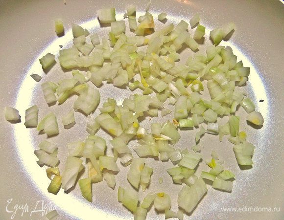 Для начинки луковицу небольшую измельчить.