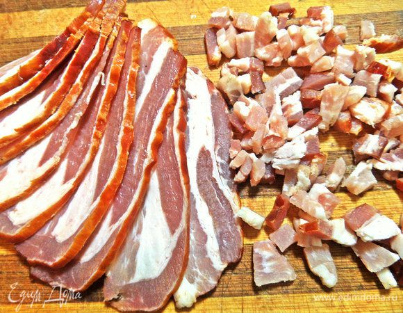 Бекон нарезать мелкими кубиками.
