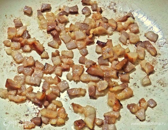 Обжарить. Можно вместе с луком!