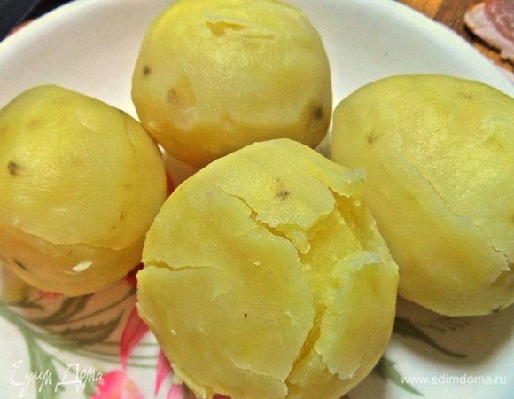 Картофель отварить, можно "в мундирах", остудить.