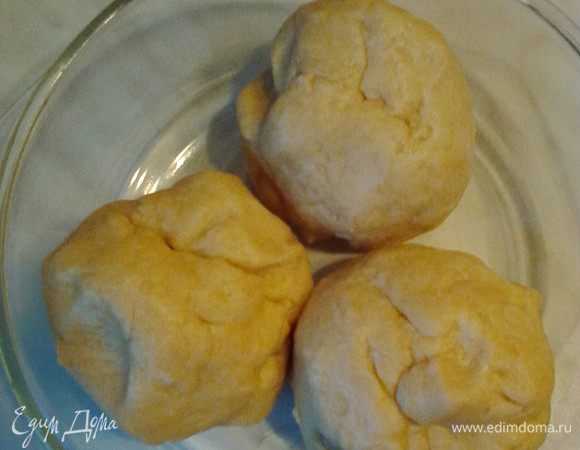 Вынуть из холодильника масло для крема. Маргарин (у меня растительно-сливочная смесь) смешать с просеянной мукой с разрыхлителем в крошку, добавить желтки и замесить мягкое тесто (от себя добавила ещё 1 ст.л. сметаны).