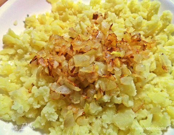 Натереть на крупной тёрке, высыпать к нему обжаренный лук.