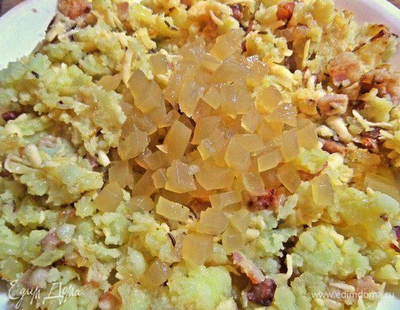 Для сочности решила покрошить в начинку маринованный сладкий перец. И не зря!