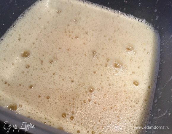 Духовку разогрейте до 200°C.
Взбейте яйца с сахаром.