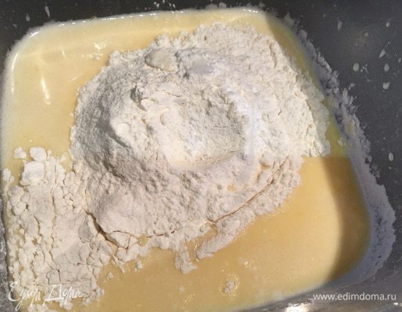 В отдельной миске смешайте муку с разрыхлителем и ванилином, добавьте в яичную массу и замесите однородное тесто.