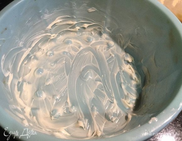 Сливочное масло распределите по дну силиконовой формы...