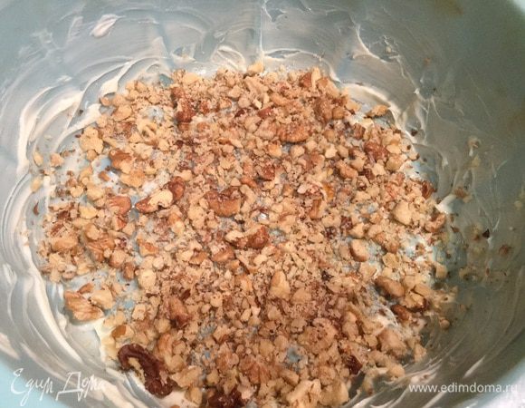 Посыпьте рубленными орешками.