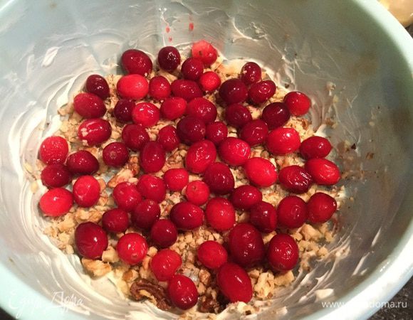Предварительно размороженную клюкву промойте, обсушите бумажным полотенцем и выложите на орехи.