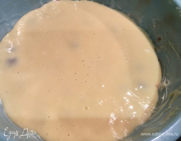 Залейте тестом и поставьте выпекаться в духовке 30-40 минут, готовность проверьте зубочисткой.