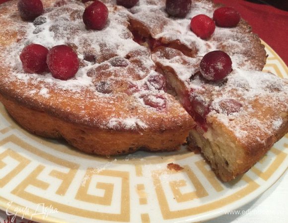 Готовый пирог выложите на блюдо и присыпьте сахарной пудрой.
Приятного чаепития!!