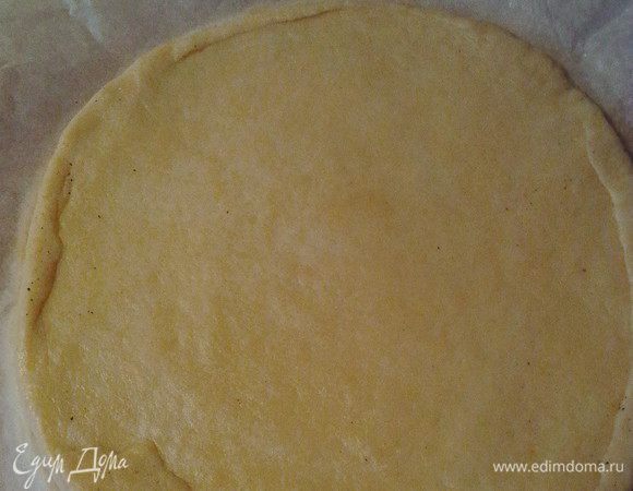 Разделить тесто на 3 части, раскатать каждую на пергаменте в круг (у меня диаметр 23 см) и отправить в холод на 2 часа.