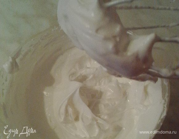 Для меренги взбить белки с лимонным соком до устойчивых пиков, частями при взбивании добавить сахарную пудру и ваниль. Отправляем в холод.