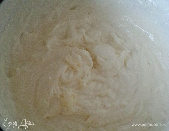 Не теряем время и готовим крем. 400 г молока из общего количества в сотейнике ставим нагреваться. Остальные 200 г холодного молока смешиваем с мукой, ванилью и крахмалом, вводим в горячее молоко, постоянно помешивая, кипятим густую молочную смесь 1-2 минутки. Хорошенько остудить. Мягкое масло (его мы приготовили в шаге 1) взбить с сахарной пудрой в пышную массу (количество пудры регулируйте под себя, муж сказал, что можно было и послаще, а мне хватило и этого количества). Затем частями к маслу добавляем остывшую молочную смесь и взбиваем ещё пару минут. Крем вышел воздушный, ароматный, отлично держит форму.