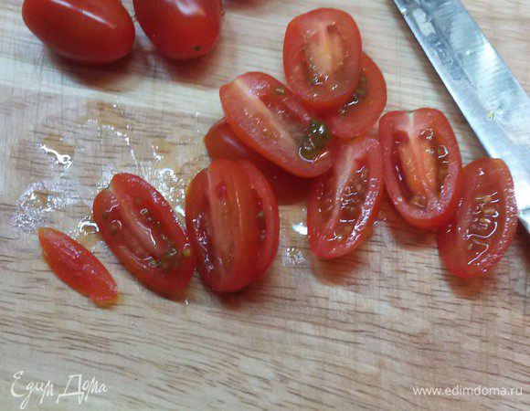 Пока маринуется курица надо обжарить лук до золотистого цвета. Помидоры нарезать кружочками. У меня не было больших помидор, поэтому использовала черри. Сыр натереть на мелкой терке.