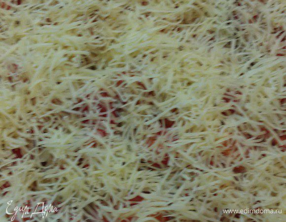 На филе выложить потом обжаренный лук. Потом помидоры и все посыпать сыром. Поставить запекаться в духовку на 40 минут при температуре 180°C.