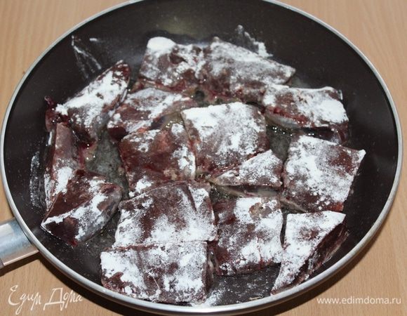 Печень нарежьте средними кусочками, обваляйте в муке и обжарьте на разогретом растительном масле на сильном огне. Посолите, поперчите и держите на огне, периодически помешивая, еще 5-7 минут.