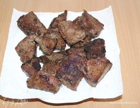 Снимите печень с огня и выложите на бумажное полотенце, чтобы оно впитало лишний жир.