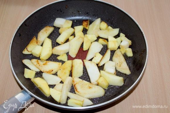 В том же масле обжарьте яблоки 5-10 минут. Важно, чтобы яблоки сохранили форму.