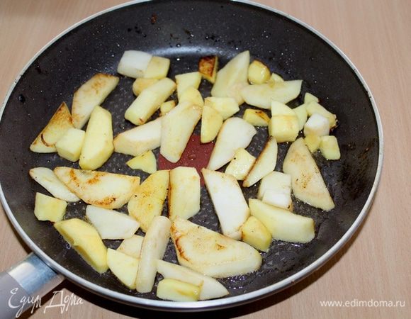 В том же масле обжарьте яблоки 5-10 минут. Важно, чтобы яблоки сохранили форму.