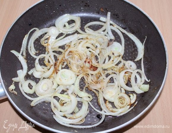 Обжаренные яблоки выложите на тарелку и в том же масле обжарьте лук, до золотистого цвета.