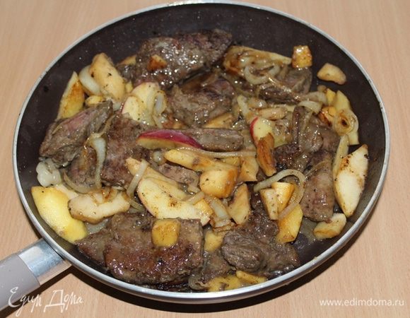 Все подготовленные ингредиенты верните на сковороду, добавьте вино, щепотку мускатного ореха, аккуратно перемешайте и тушите на медленном огне под крышкой в течении 10-15 минут.