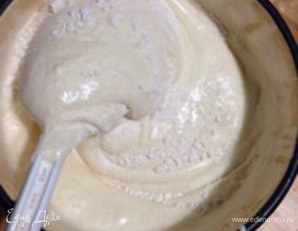 Яйца взбить вместе с сахаром до бела, и, когда проведете по поверхности кончиком ложки, должен остаться след и не сразу пропасть.
Затем по немного добавляем муку перемешанную с разрыхлителем и перемешиваем аккуратно снизу вверх лопаткой или ложкой.