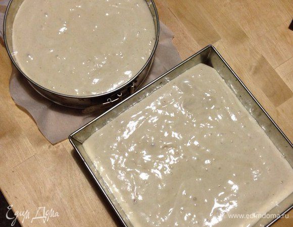 Распределяем тесто по формам, по высоте должно быть одинаково.
Выпекаем в разогретой духовке при 180°С минут на 25-30. 