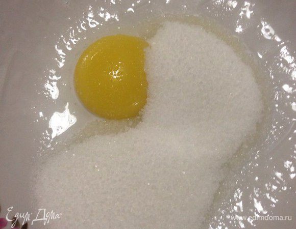 Готовим крем пока бисквиты пекутся.
Желтки растираем с сахаром.