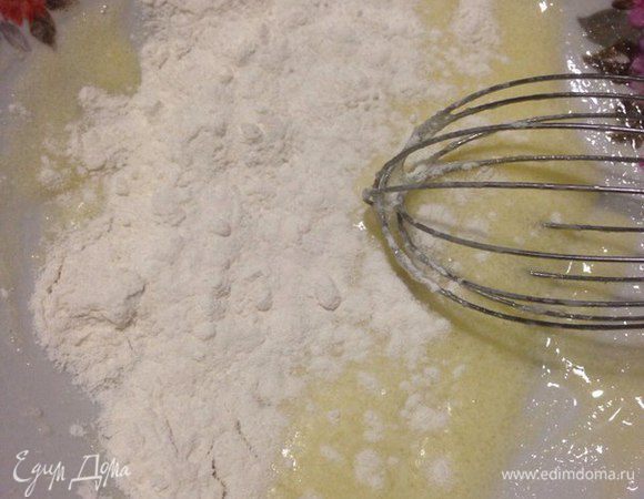 Постепенно добавляем молоко и перемешиваем.