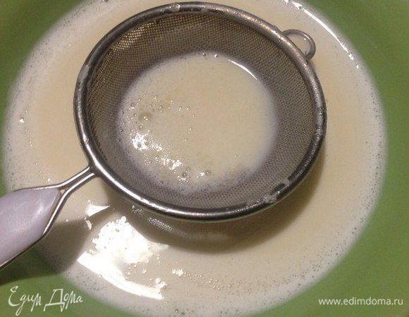 Я дополнительно процеживала через ситечко, а комочки растирала уже через него. 