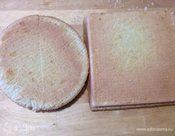 Когда бисквит готов, достаем его и даем остыть. 
Достаем бисквит из форм и разрезаем вдоль на равное количество коржей, у меня получилось по два.
Круглый бисквит разрезаем пополам.