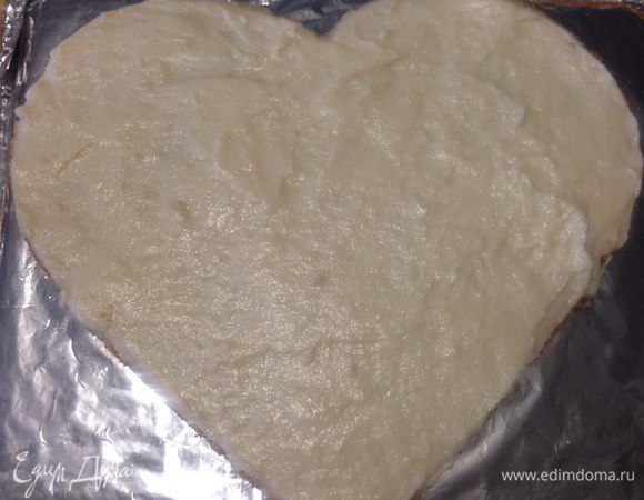 Покрываем остывшим заварным кремом и кладем сверху ягоды или орехи, это уже на ваш вкус.