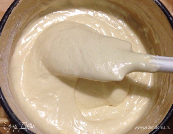 Сливки начать взбивать и, когда почти взобьются, добавить сахарную пудру, затем добавить краситель пищевой и аккуратно все перемешать. 