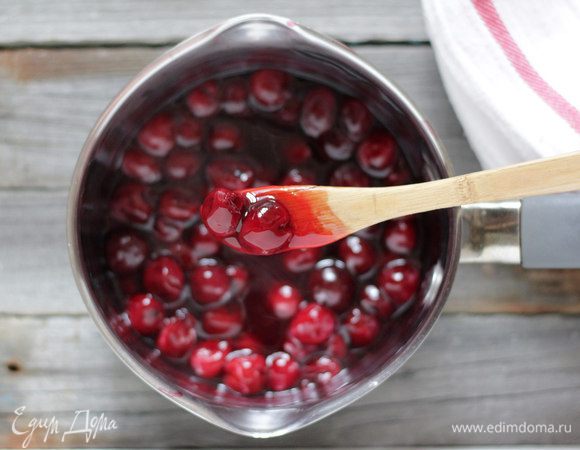 Смешайте вишню с крахмалом и сахаром в сотейнике, варите 5–7 минут на среднем огне, периодически помешивая. Снимите с огня и остудите.