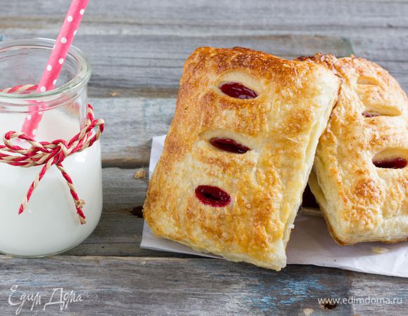 Готовые вишневые слойки остудите. Приятного аппетита.