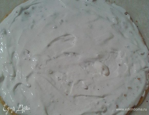 Вернёмся к тесту. На каждый его пласт выкладываем подсушенные орешки (около 40 г на каждый), чуть вдавливаем их в тесто. Достаем из холодильника меренгу и распределяем поверх орехов на каждый пласт теста. Выпекаем при 170-180°С 25 минут (так сработала моя духовка, а вы смотрите по своей). 