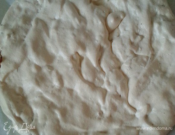 Оставляем готовые коржи до полного охлаждения, они очень хрупкие!