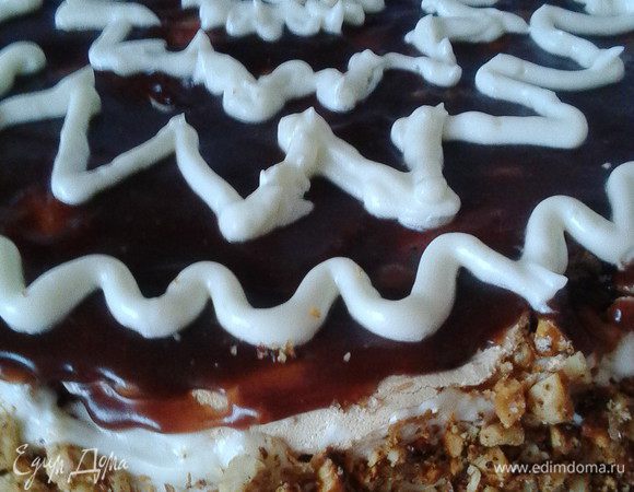 Покрываем каждый корж кремом, кладем их друг на друга. Верх торта декорируем на свой вкус, бока посыпаем оставшимися орешками, у меня получилось вот так.