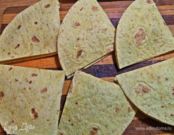 Складываем пополам наши половинки, прижимаем особенно хорошо края.