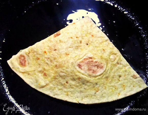 Разогреваем небольшую сковороду с маслом и жарим по-одному пирожку или больше, если место позволяет.