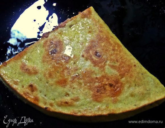 Переворачиваем и жарим снизу. Жарятся очень быстро!