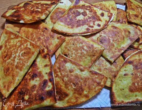 Раскладываем на бумажное полотенце готовые.