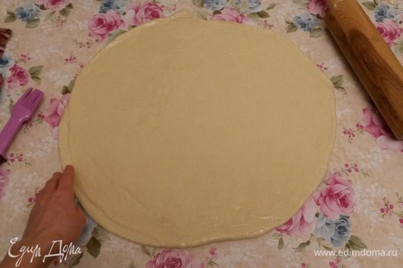 Полученную стопку раскатываем в лепешку диаметром 40 см. Разрезаем лепешку как пиццу на треугольники на 10-12 частей. Удобнее это делать ножом для пиццы.